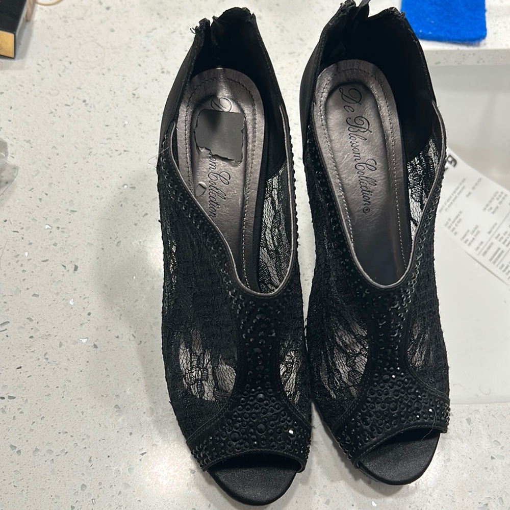 Heels with satin, lace and intricate beading. 👠